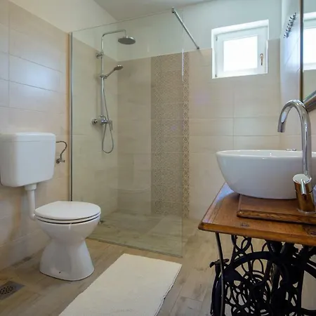 House Jozefina With Pool Appartement
