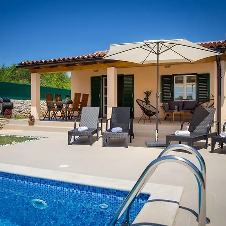 House Jozefina With Pool