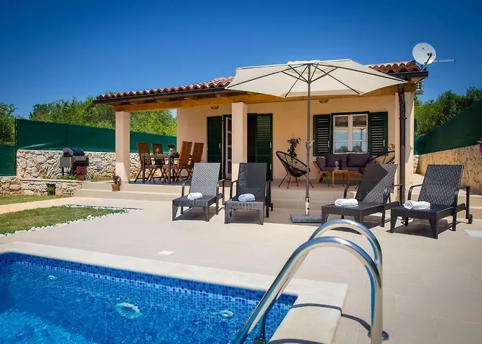 House Jozefina With Pool