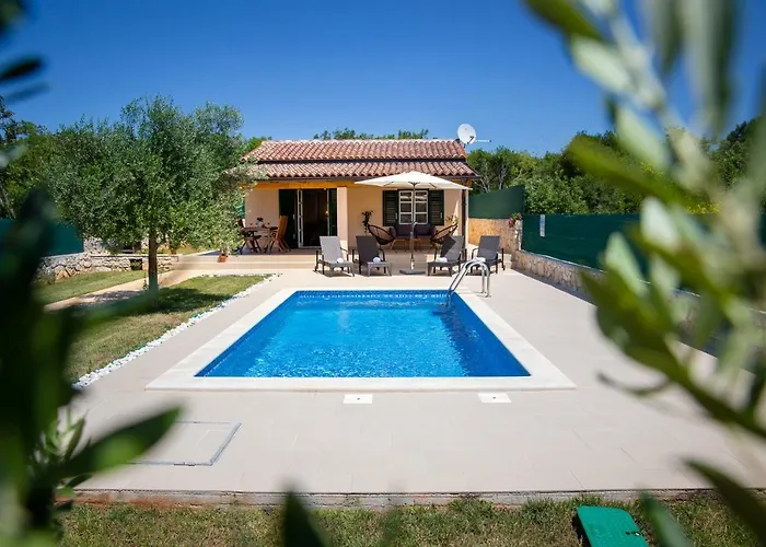 House Jozefina With Pool